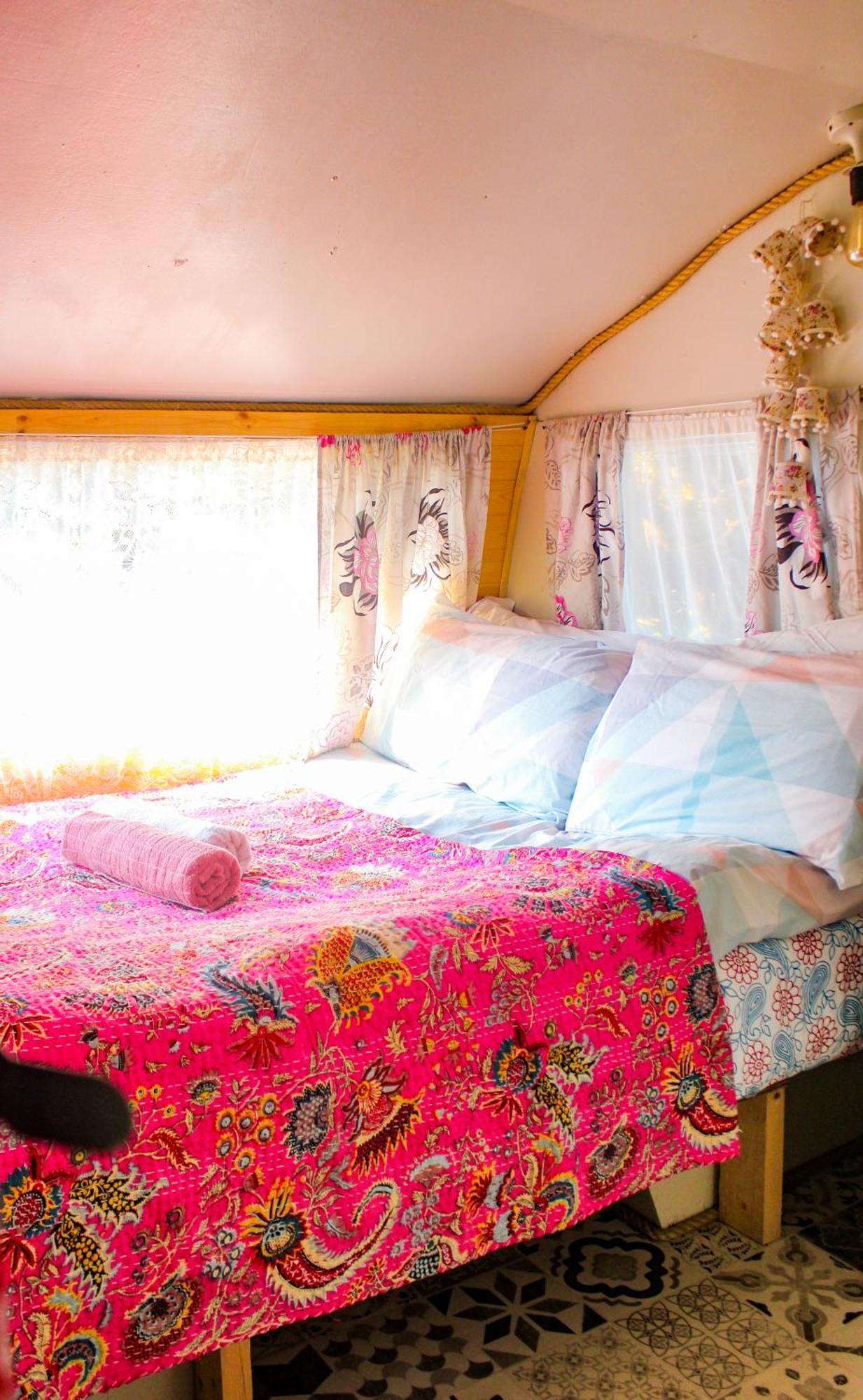 Retro Caravans At Valentia Island Escape Hotel Chapeltown Ngoại thất bức ảnh
