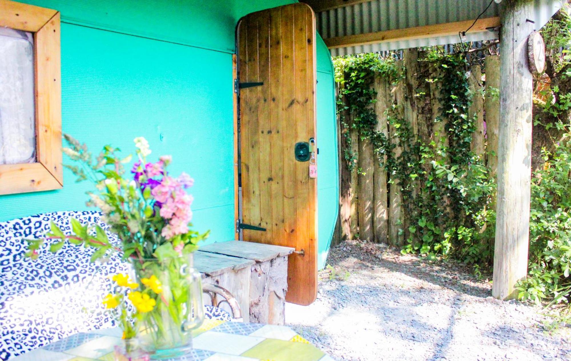 Retro Caravans At Valentia Island Escape Hotel Chapeltown Ngoại thất bức ảnh